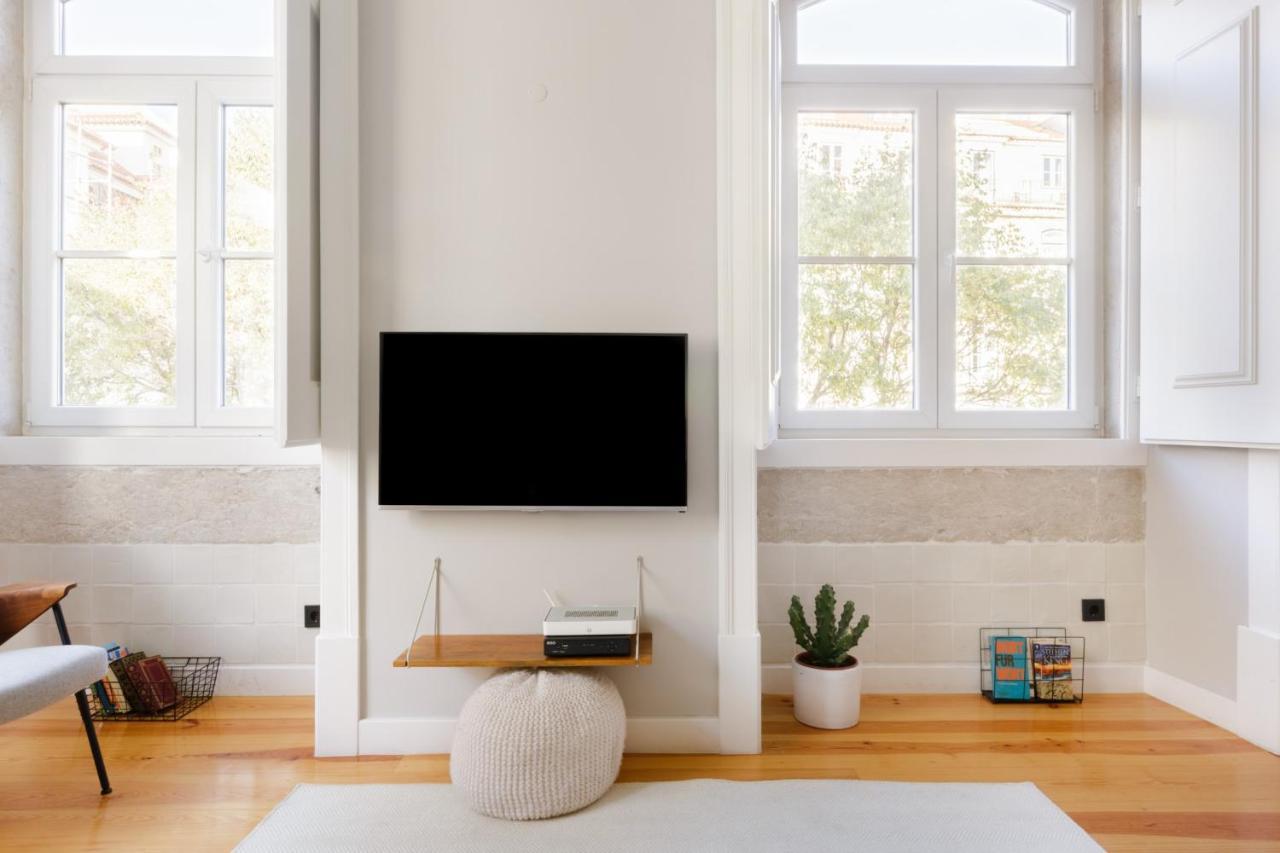 Update Urban Chic Flat In 19Th Century Building 2 Bedrooms & 2 Bathrooms & Ac Central Alfama District Lissabon Buitenkant foto