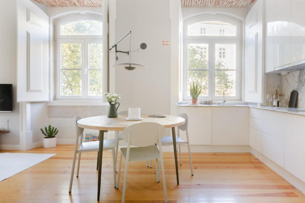 Update Urban Chic Flat In 19Th Century Building 2 Bedrooms & 2 Bathrooms & Ac Central Alfama District Lissabon Buitenkant foto