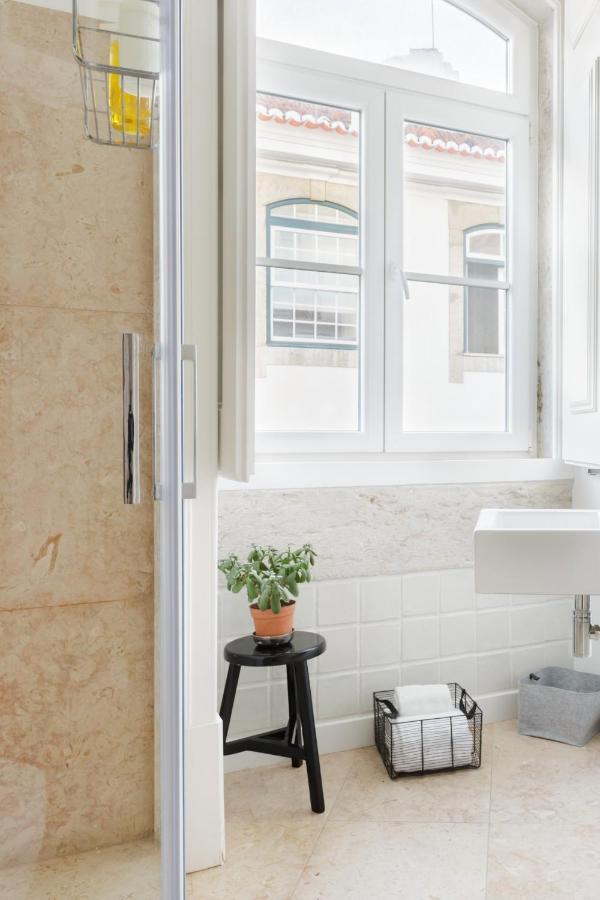 Update Urban Chic Flat In 19Th Century Building 2 Bedrooms & 2 Bathrooms & Ac Central Alfama District Lissabon Buitenkant foto