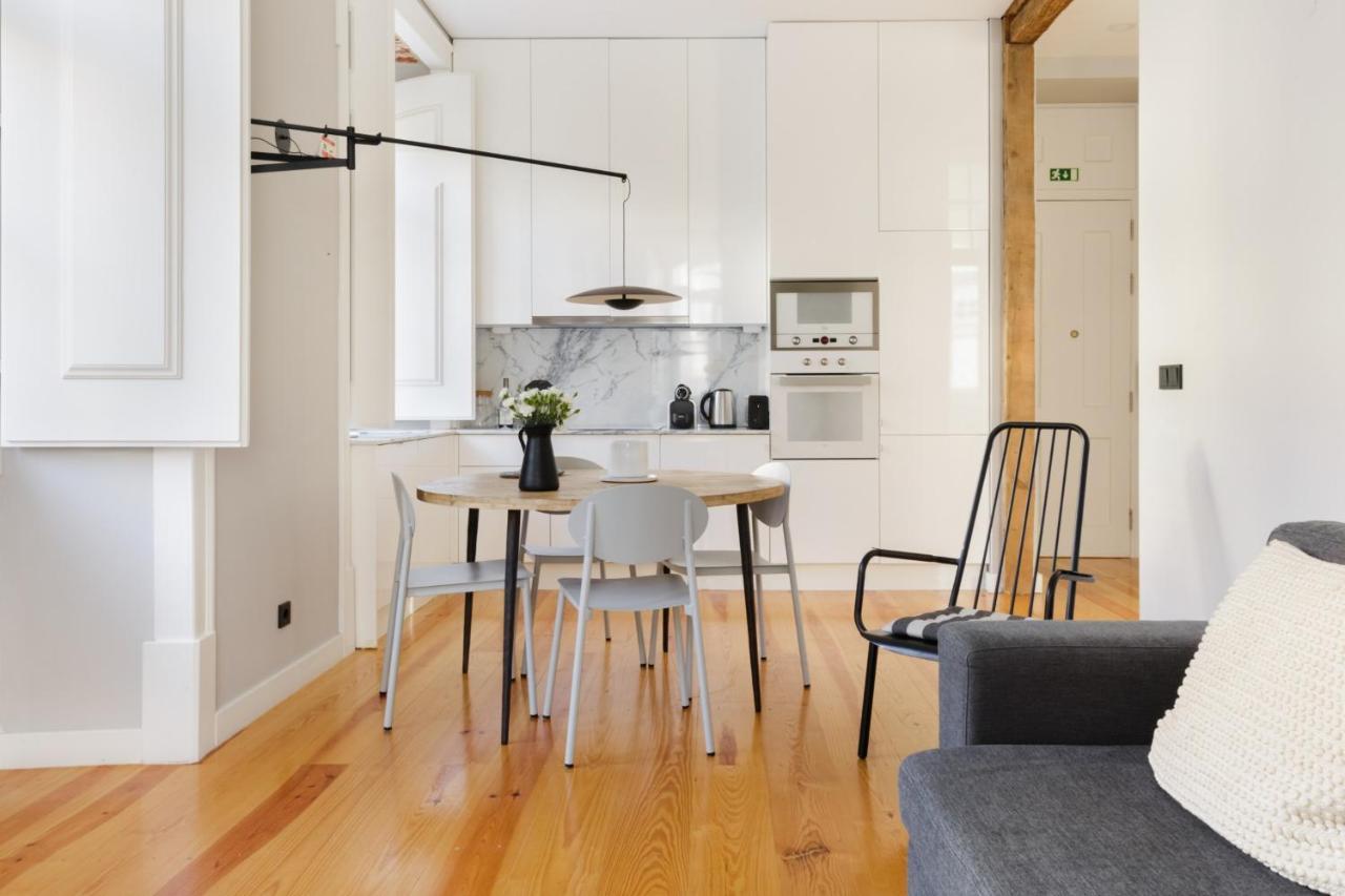 Update Urban Chic Flat In 19Th Century Building 2 Bedrooms & 2 Bathrooms & Ac Central Alfama District Lissabon Buitenkant foto
