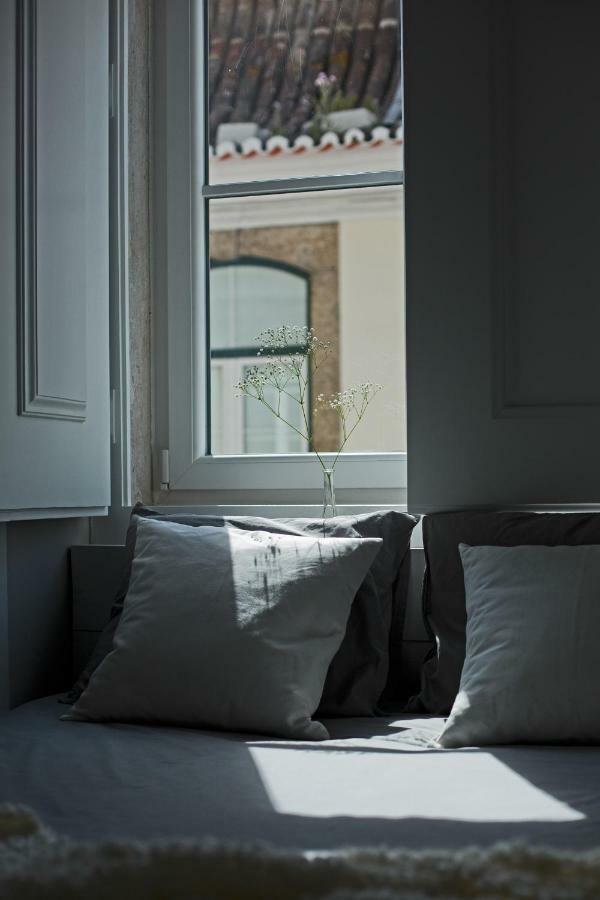 Update Urban Chic Flat In 19Th Century Building 2 Bedrooms & 2 Bathrooms & Ac Central Alfama District Lissabon Buitenkant foto