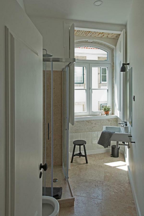 Update Urban Chic Flat In 19Th Century Building 2 Bedrooms & 2 Bathrooms & Ac Central Alfama District Lissabon Buitenkant foto